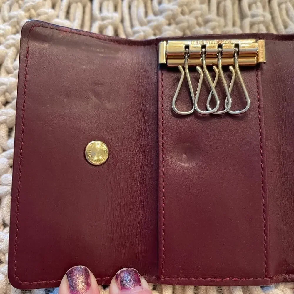 Authentic Louis Vuitton Vernis 4 Key Case in Amaranth (Burgundy red)